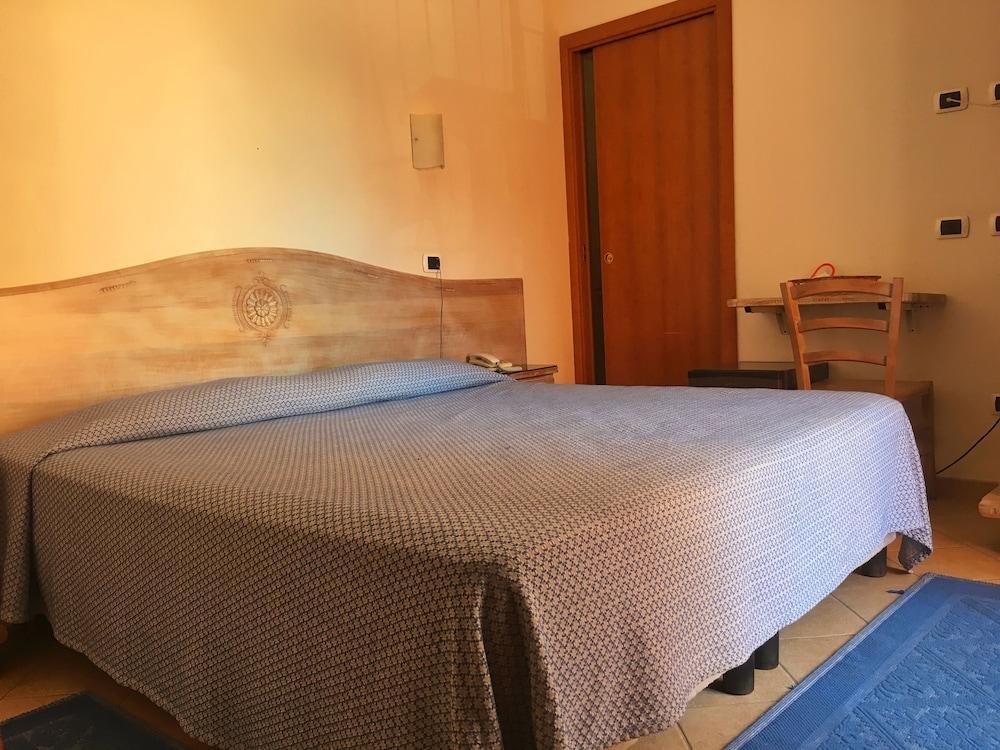 Hotel Delle Isole ラ・マッダレーナ エクステリア 写真